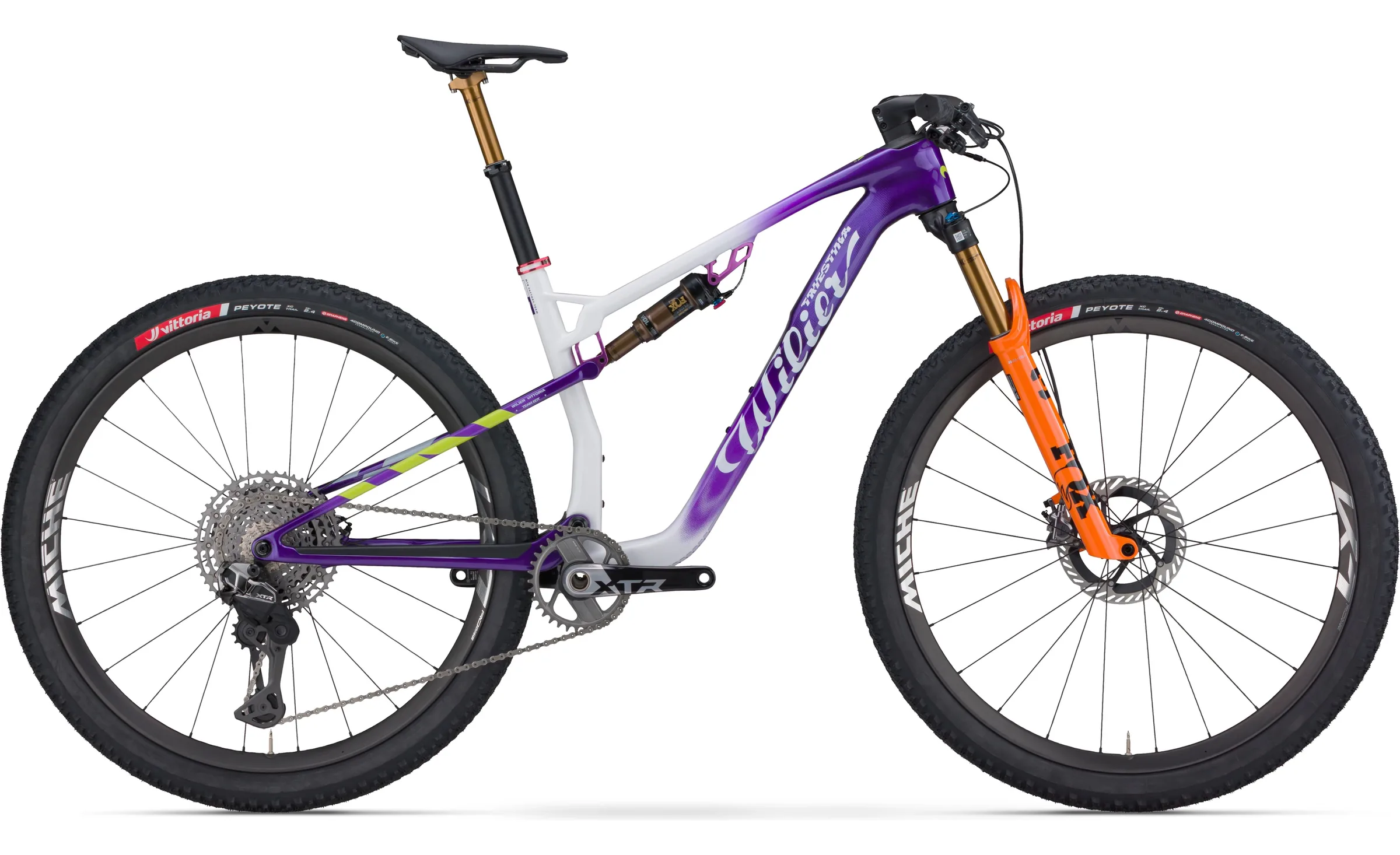 Urta Ultimate en U22 Team Edition, de perfil, en estudio.