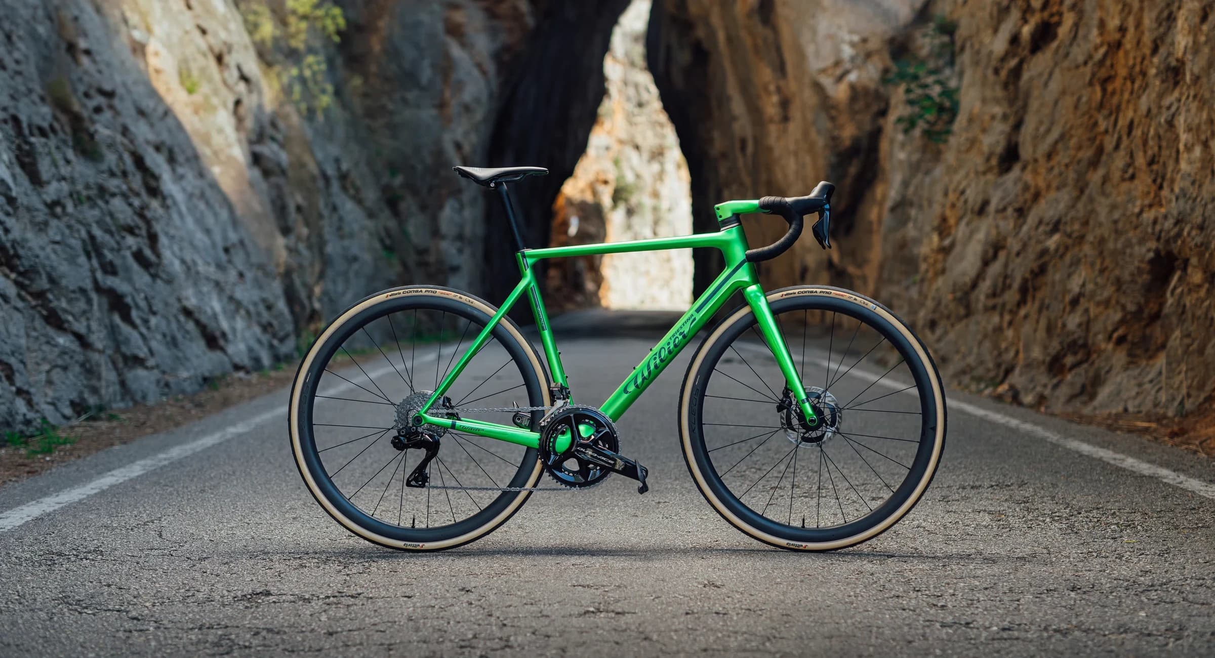 Dos ciclistas suben juntos una cuesta; una de las bicicletas es una Verticale SLR.