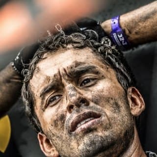 Gregory Brenes, embajador de Wilier en Costa Rica, con la cara cubierta de barro después de una carrera.