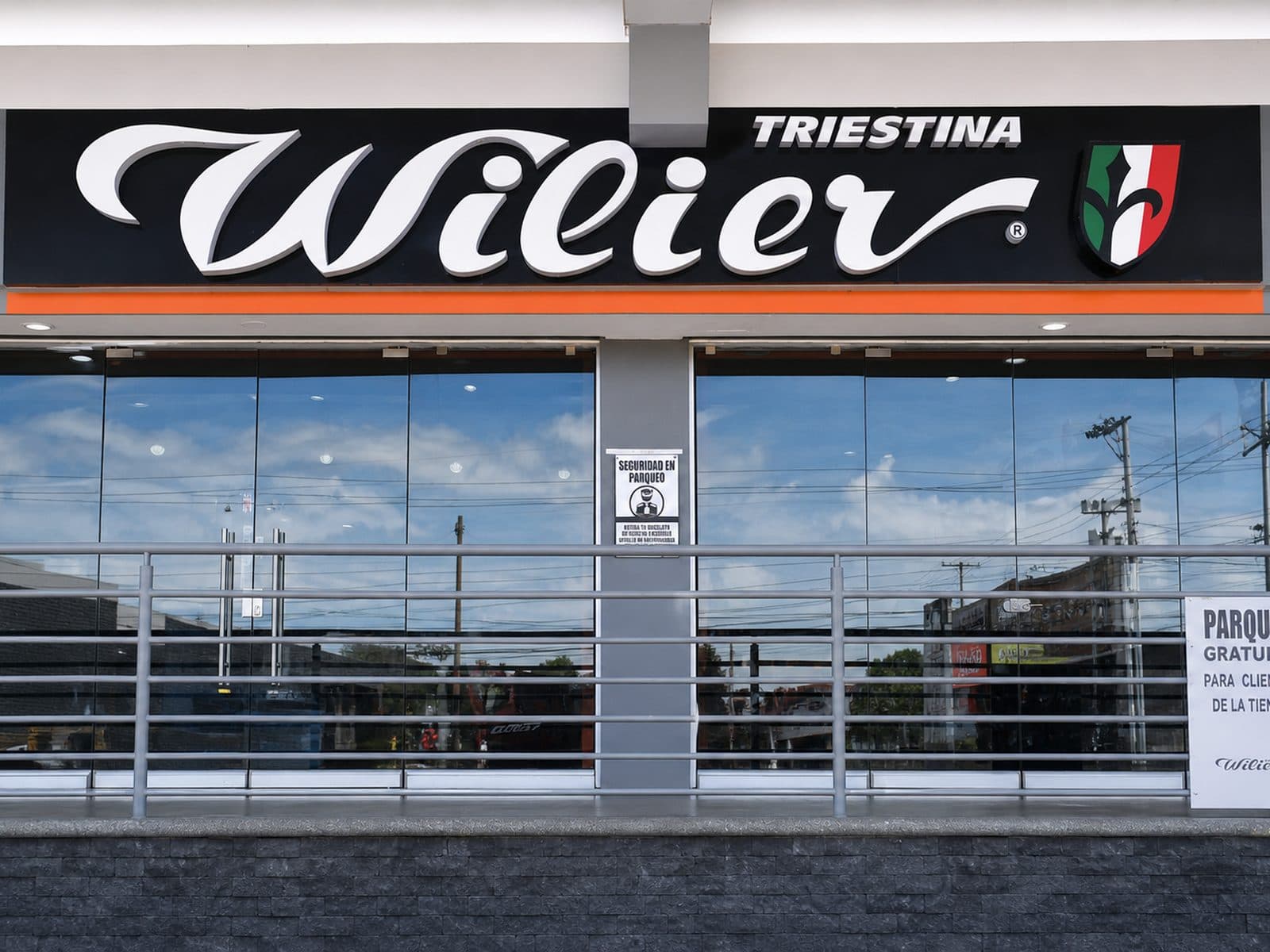 Fachada de la tienda Wilier en Plaza Comercial San Ramón, Alajuela.