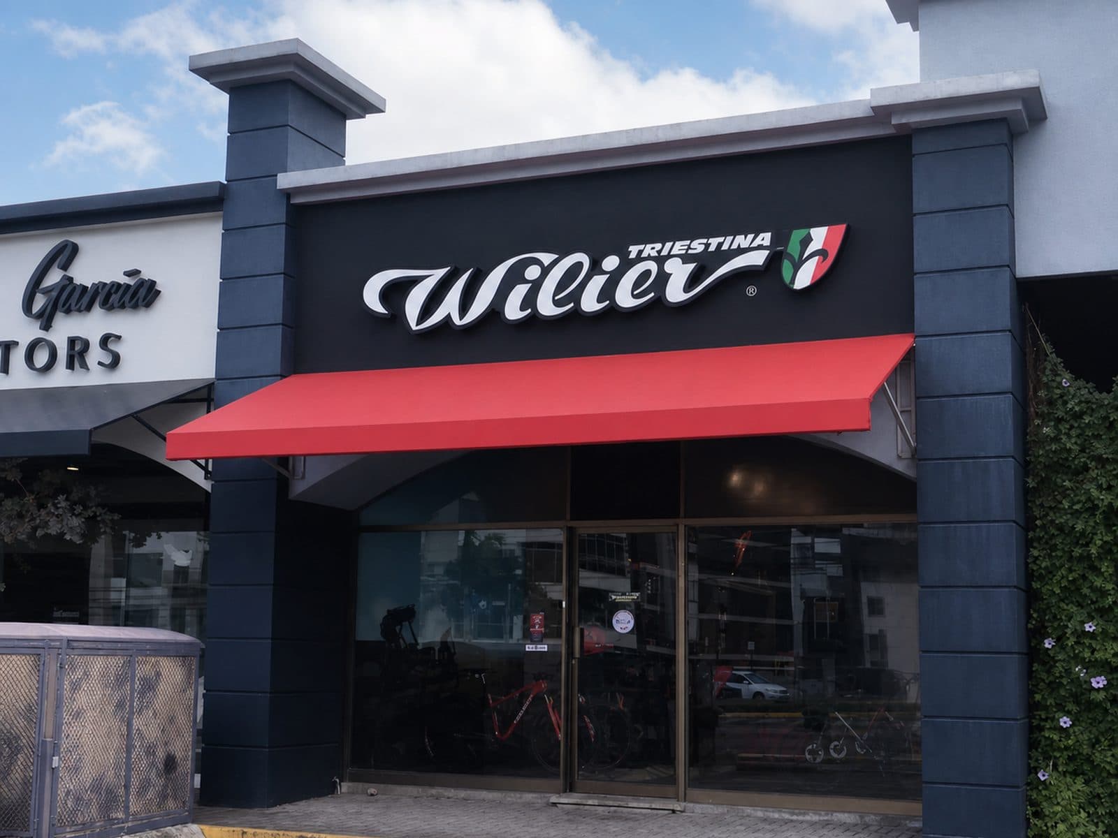Fachada de la tienda Wilier en Santa Ana.
